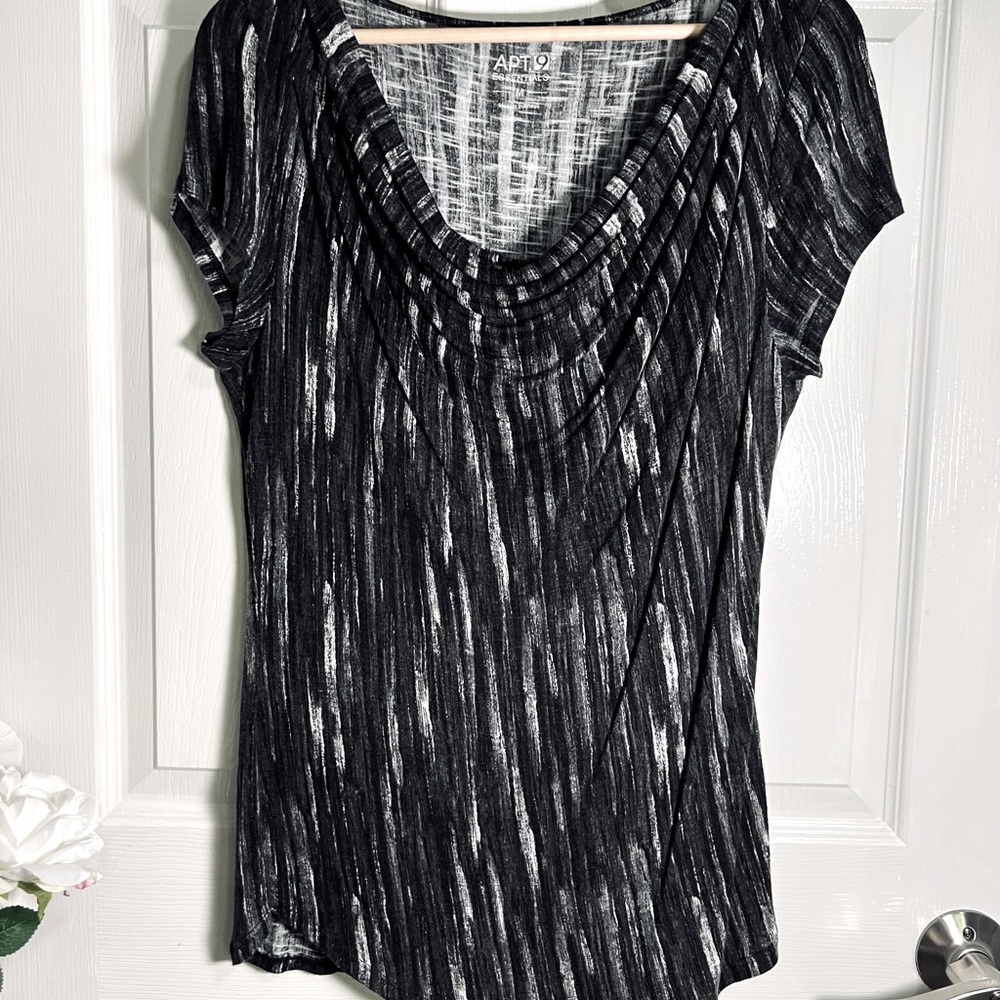 💫APT9 black and white top